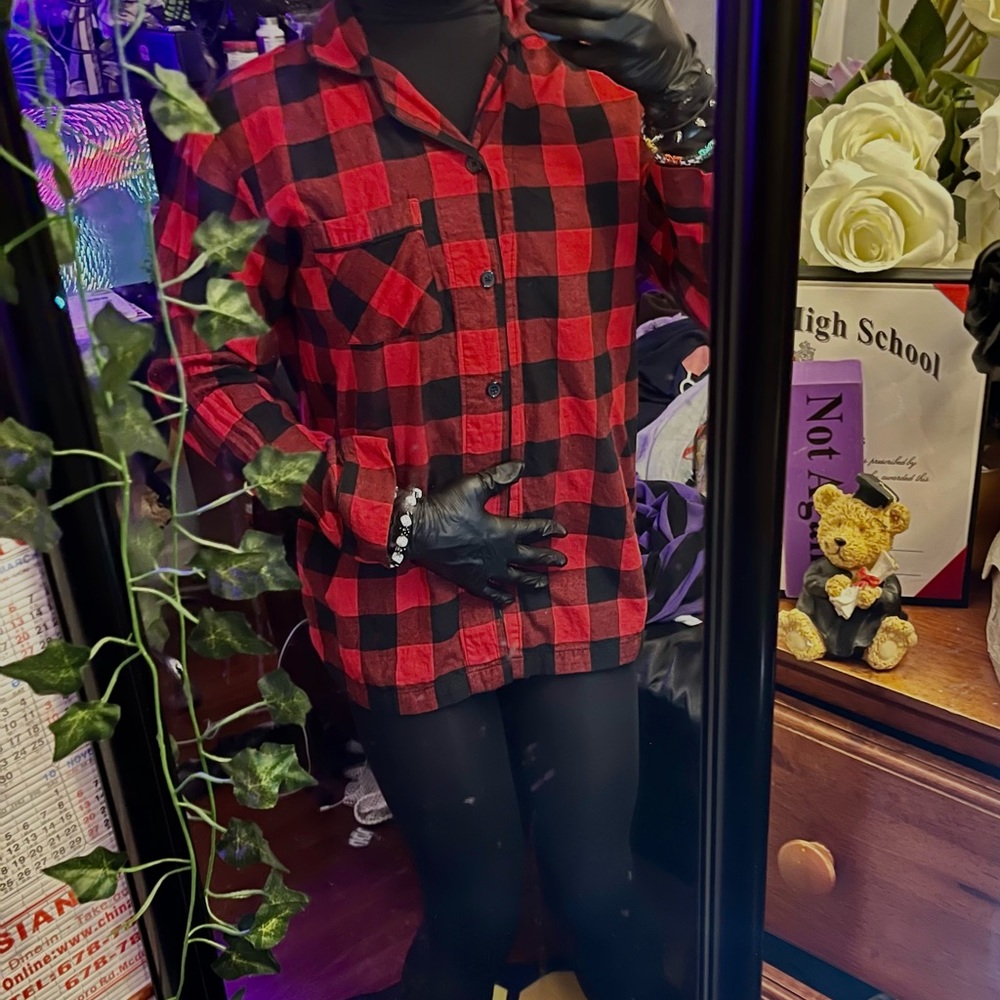 CUTE RED PLAID SHIRT🥀

BRAND🔤:WONDERSHOP atTARGET
SIZE📏:MEDIUM 
100% COTTON🧬